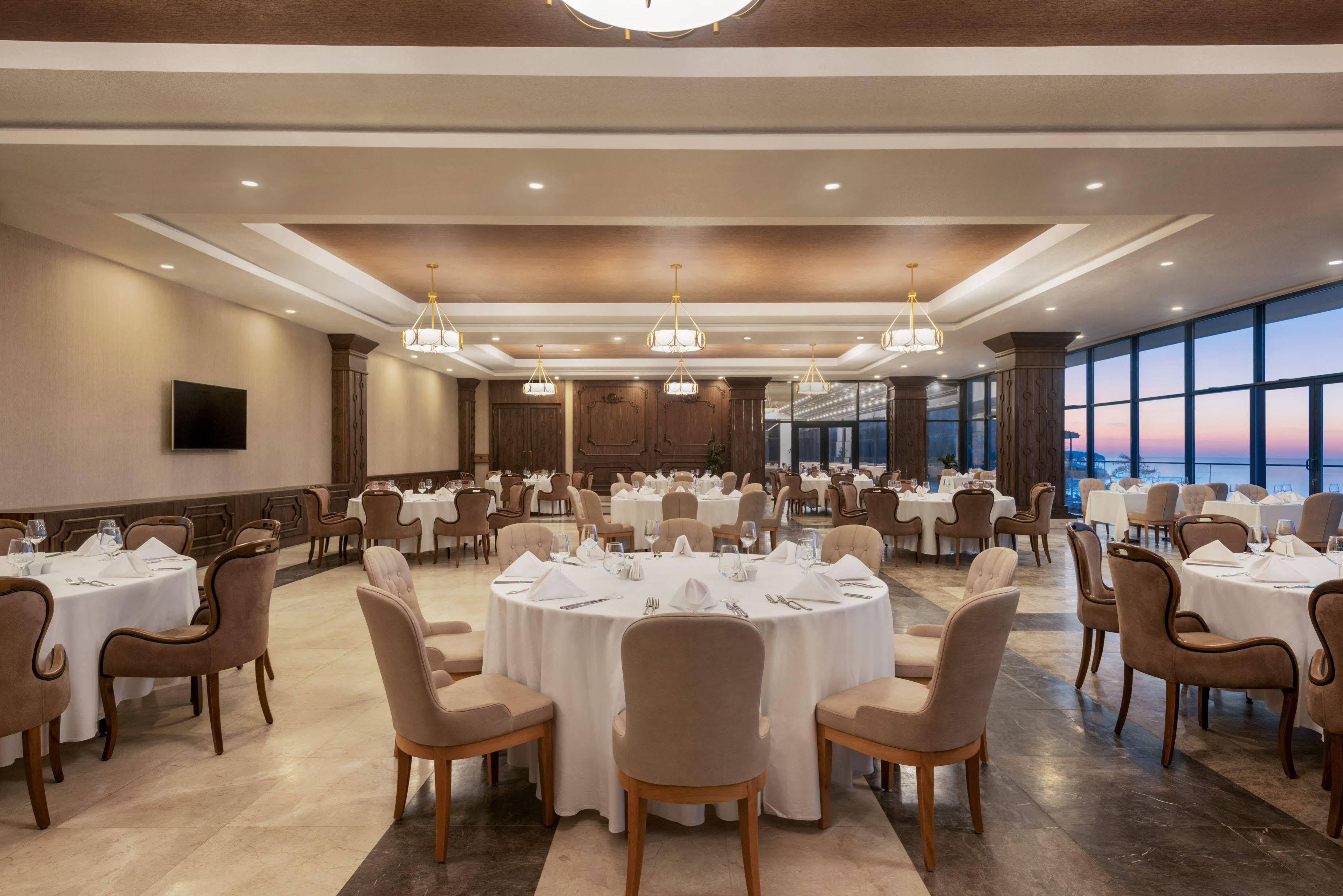 Ramada Resort By Wyndham Unye Eksteriør bilde