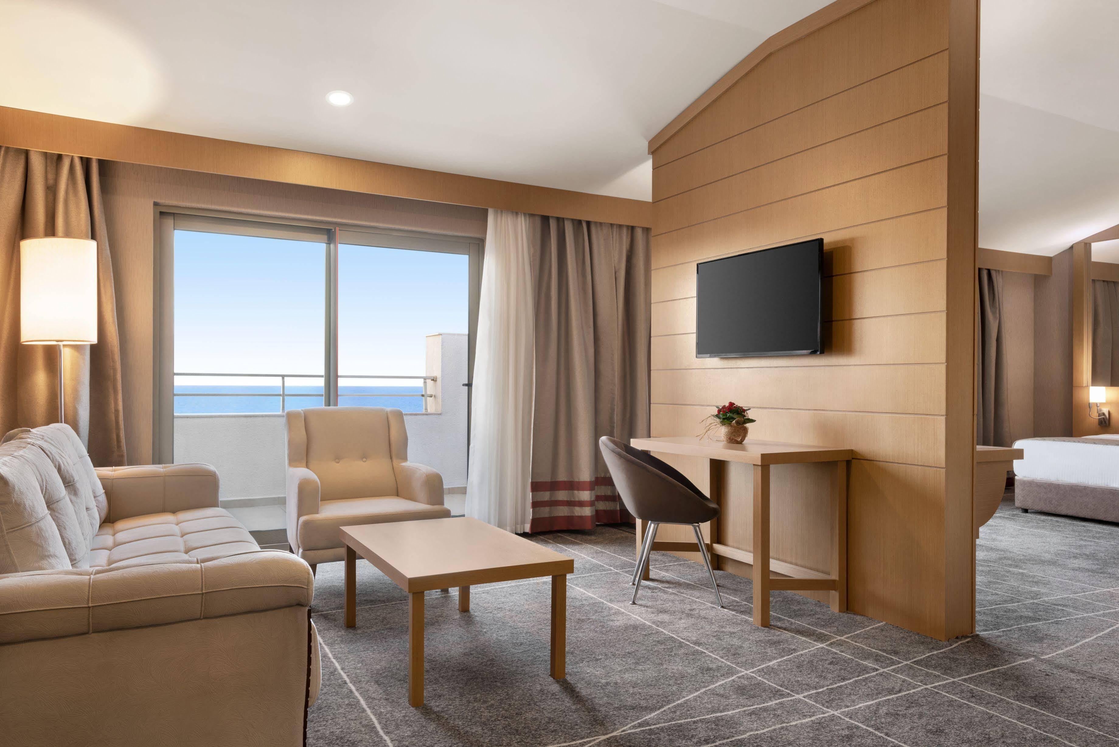 Ramada Resort By Wyndham Unye Eksteriør bilde