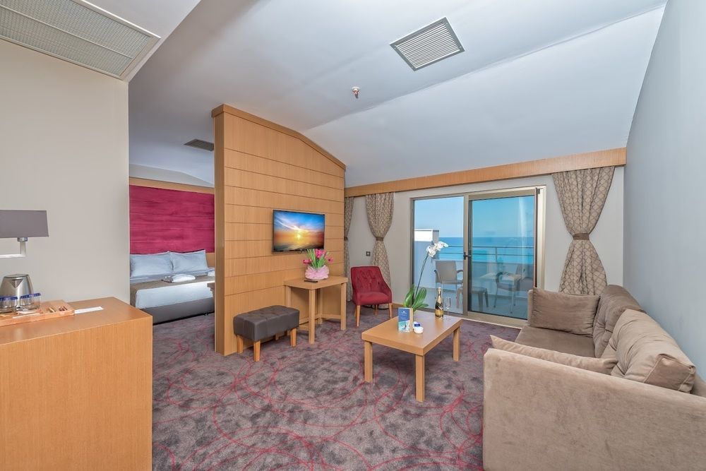Ramada Resort By Wyndham Unye Eksteriør bilde